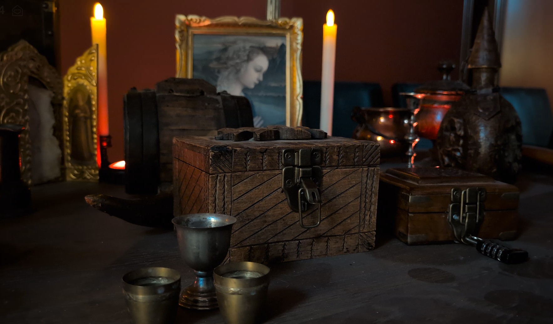 Décor de L’Héritage des Séquanes avec coffre en bois, bougies et ambiance médiévale